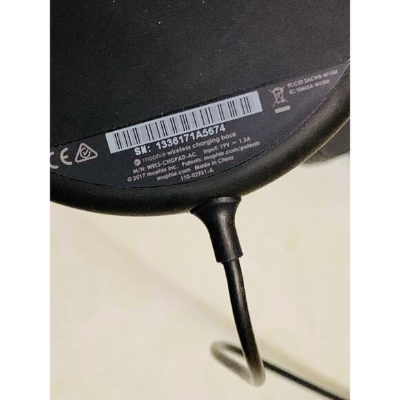 Mophie Wireless Charging Pad for QI Devices 15W - Picture 3 of 4